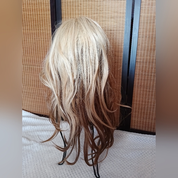 Vivica A Fox blonde ombre wig